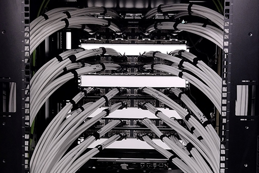 Rack de cableado estructurado con patch panels organizados