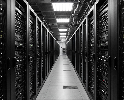 Sala de servidores en centro de datos con iluminación azul y racks organizados